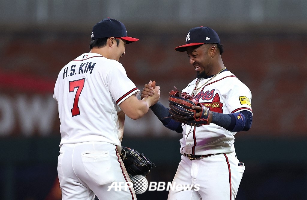 Atlanta Braves Kim Ha-seong (left). /AFPBBNews=NEWS1