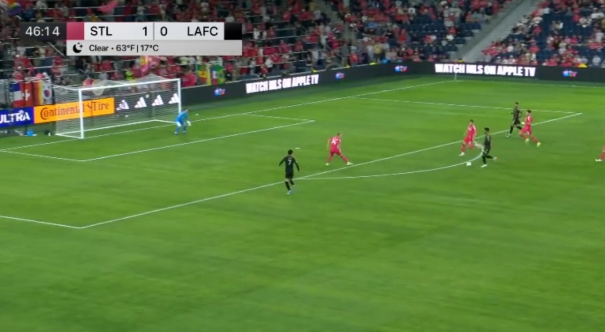 Son Heung-min en la escena de contraataque del LAFC en el segundo minuto del segundo tiempo del partido entre el Saint Louis City y el LAFC en la 13ª ronda de la MLS 2026, celebrado el día 14 (hora de Corea) en el Energizer Park de Saint Louis, Estados Unidos. Son Heung-min penetró el espacio detrás de la defensa buscando una oportunidad decisiva, pero el pase de Timothy Tillman se dirigió hacia el portero en lugar de Son Heung-min, lo que hizo que la oportunidad de gol se disipara sin sentido. /Foto=Captura de la transmisión