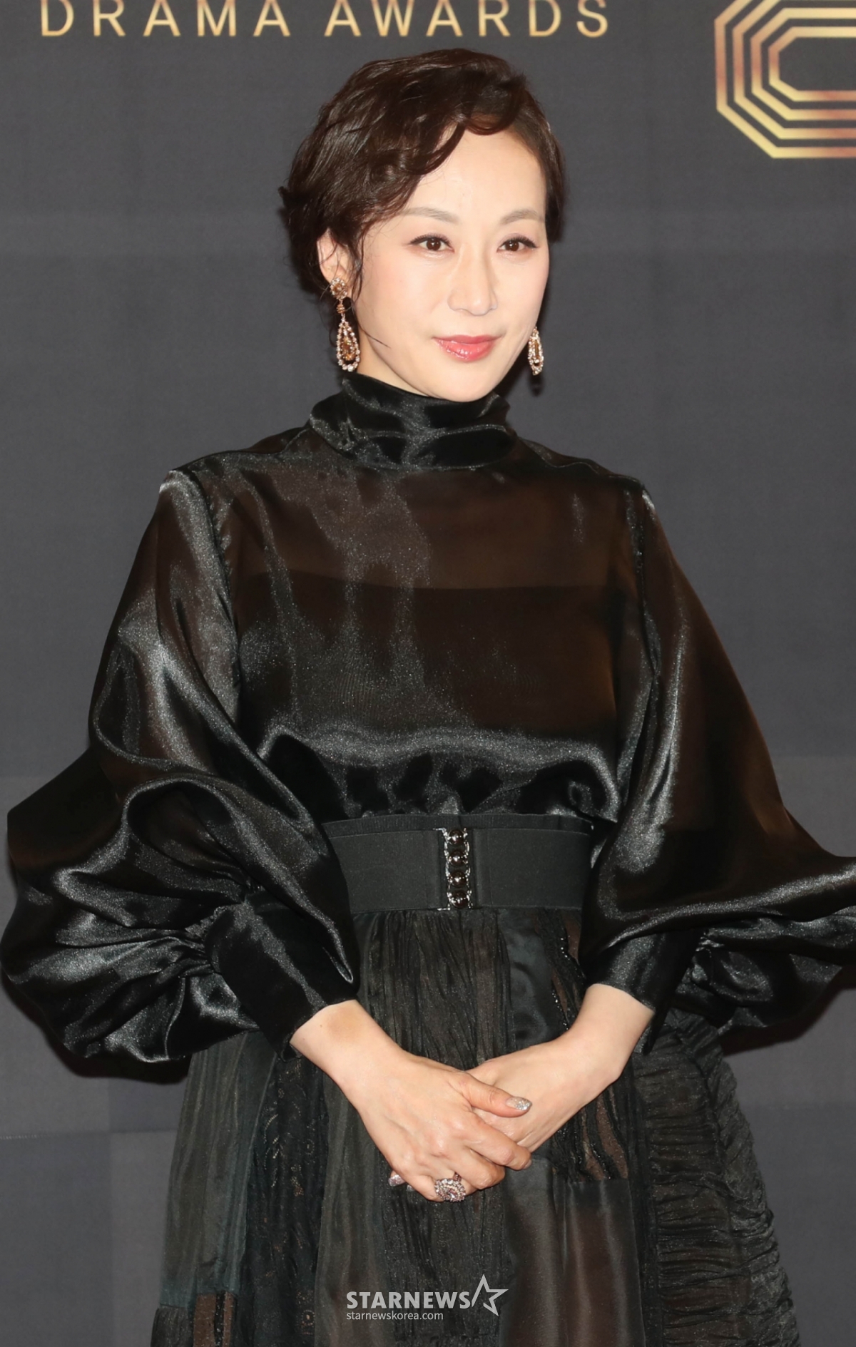 La actriz Woo Hyun-ju posa en la pared fotográfica del evento 'Premios de Actuación MBC 2022', celebrado la tarde del día 30 en la nueva sede de MBC en Sangam, distrito Mapo, Seúl. el 30 de 2022.