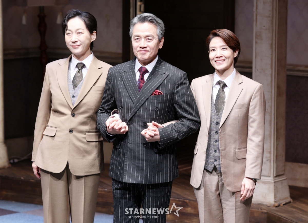 Las actrices Woo Hyun-ju, Park Ji-il y Yang So-min posan durante la rueda de prensa de la obra 'Offside', celebrada el día 19 en TiOM, en la zona de Daehak-ro, distrito Jongno, Seúl. /foto=Kim Hwi-seon hwijpg@