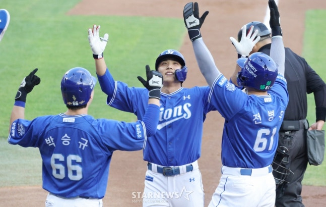 Samsung's Lee Jae-hyun (center) rounds the bases after hitting a bases-loaded home run against LG on the 14th. /Photo=Chief correspondent Kim Jin-kyung