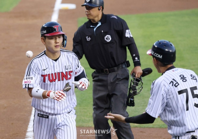 LG's Lee Ju-heon (left) rounds the bases after hitting a solo home run against Samsung in the bottom of the 3rd inning on the 14th. /Photo=Chief correspondent Kim Jin-kyung
