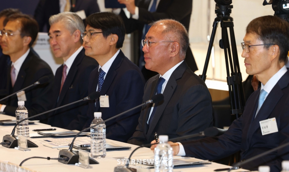 (Hwaseong=NEWS1) = El presidente del Grupo Hyundai Motor, Chung Se-hyun, escuchó atentamente el discurso de apertura de Kim Min-seok (Prime Minister) en el diálogo sobre la estrategia de la industria de vehículos del futuro celebrado en Hwaseong dentro de Kia Autoland Hwaseong en Ujeong-eup, Hwaseong, Gyeonggi-do, el 14 de 2025. 2025.11.14/NEWS1 Copyright © NEWS1. Todos los derechos reservados. Prohibida la reproducción total o parcial, así como su redistribución y su uso para el aprendizaje de IA. /Foto=(Hwaseong=NEWS1) Equipo de fotógrafos de la sede