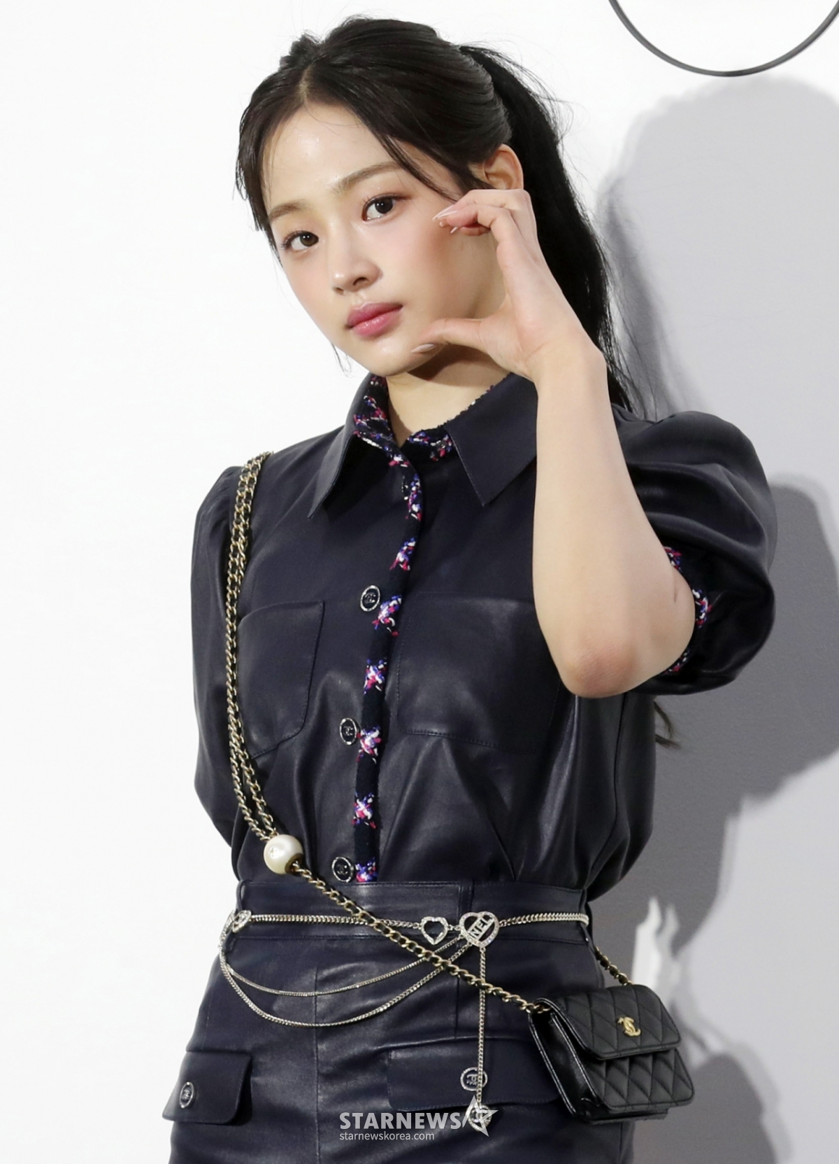 NewJeans (NewJeans) member Minji poses at the 'Chanel Rouge Allure Pop-up Photo Wall Event' held in Seongsu-dong, Seongdong-gu, Seoul, on the afternoon of the 23rd. 2024.04.23 /Photo=Senior reporter Im Seong-gyun