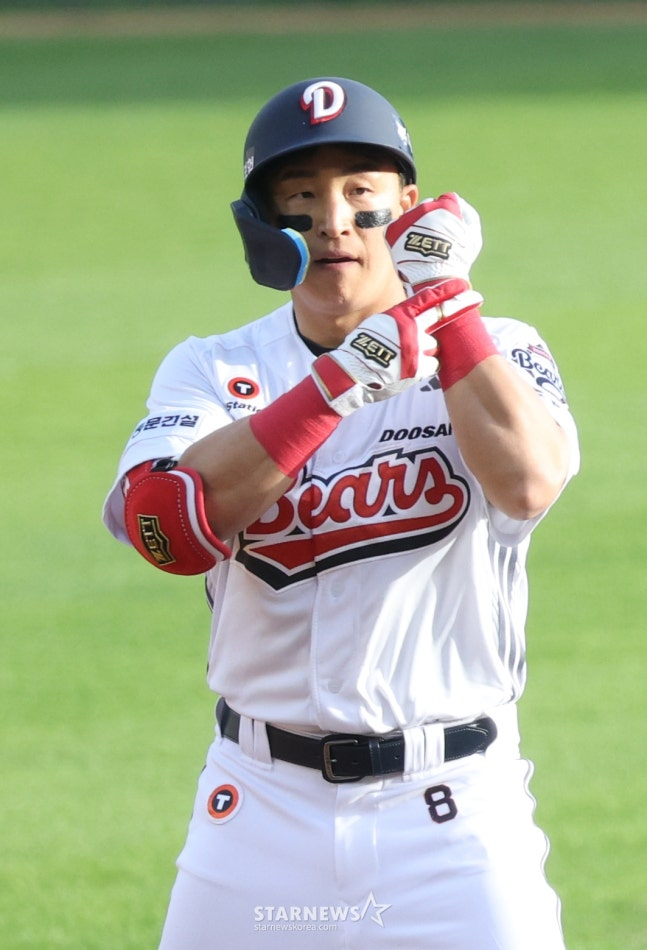 Trận đấu giữa Doosan Bears và KIA Tigers tại giải Shinhan SOL KBO League 2026 đã được tổ chức tại sân bóng chày Jamsil, Seoul vào ngày 18 tháng 4. Cuối hiệp 3, Son A Seop của Doosan đang ăn mừng sau khi đánh một cú đúp trái và xuất phát ở vị trí chiến binh. /Ảnh = Người chờ đợi Kim Jin Kyung