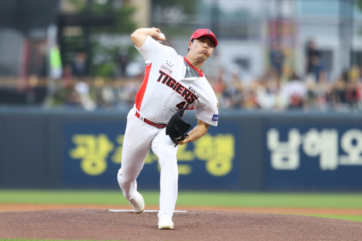 KIA Tigers Hwang Dong-ha in action on the 14th. /Photo=KIA Tigers