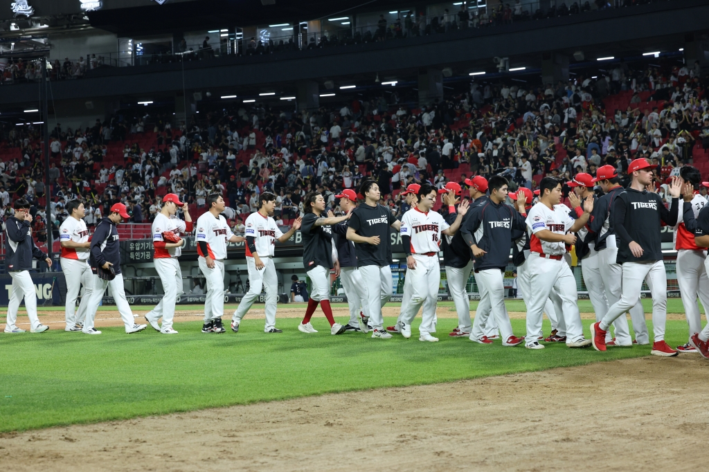 KIA Tigers players celebrate after winning against Doosan on the 14th. /Photo=KIA Tigers