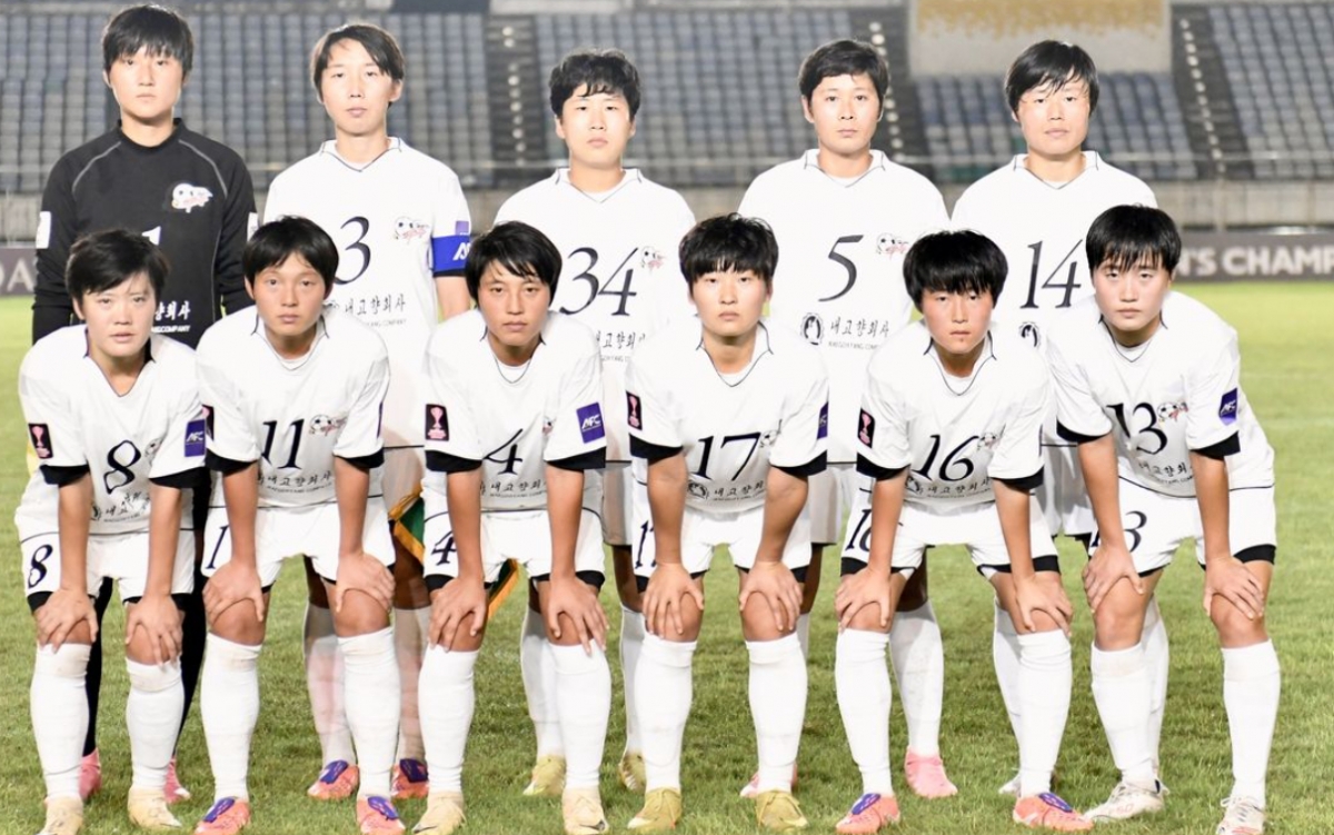 남북 친선전 아닌 '정식 대회'인데... 뜬금없는 '北 응원'에 황당한 축구계