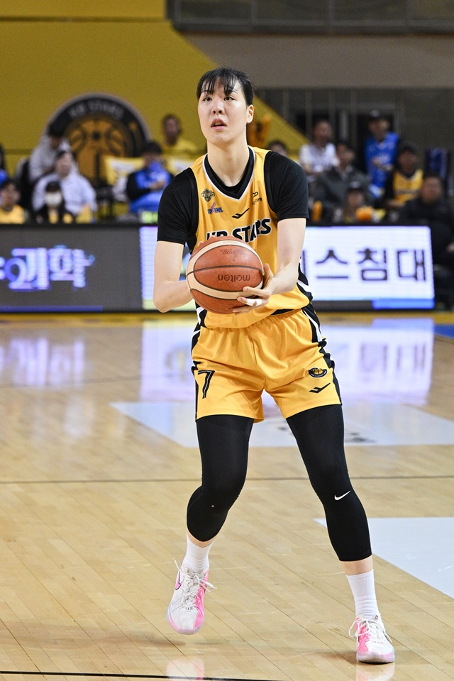 Park Ji-soo focusing on the game. /Photo=WKBL