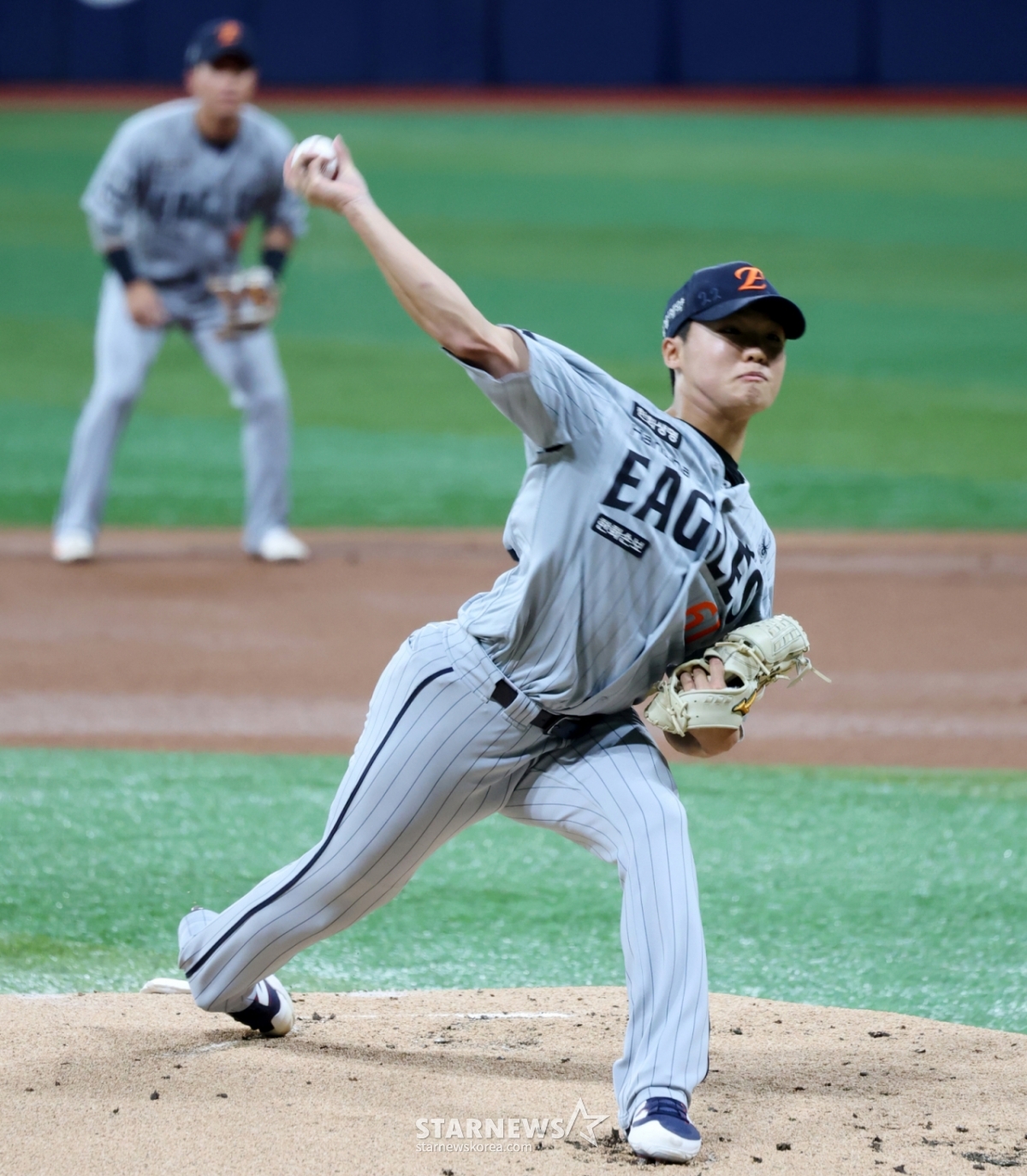 Чон У из Hanwha Eagles выступает против Kiwoom Heroes в 2026 Shinhan SOL KBO лиге, которая состоялась в Gocheok Sky Dome 14-го числа. /Фото = Старший репортер Кан Ён Чжо
