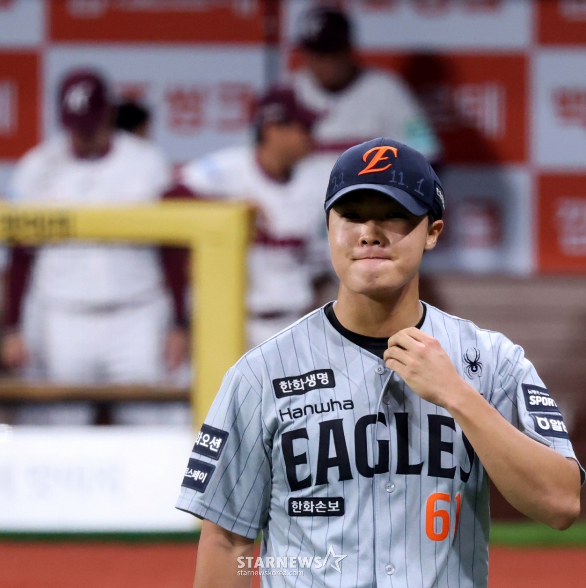 Чон У из Hanwha Eagles начал игру Kiwoom Heroes в 2026 Shinhan SOL KBO League, которая состоялась в Gocheok Sky Dome 14-го числа, и задыхается после подачи. /Фото = Старший репортер Кан Ён Чжо
