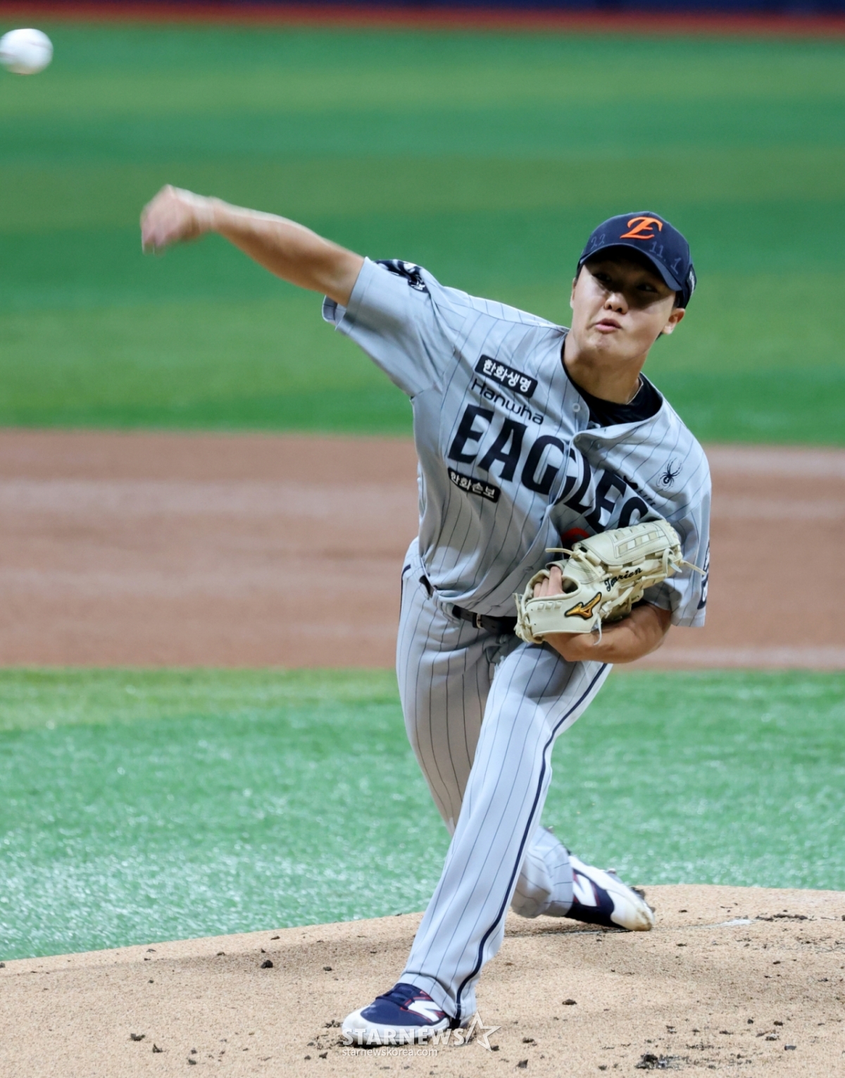 Hanwha Eagles Jung Woo-ju makes his starting appearance and pitches effectively during the 2026 Shinhan SOL KBO League away game against Kiwoom Heroes at Gocheok Sky Dome on the 14th. /Photo=Senior reporter Kang Young-jo
