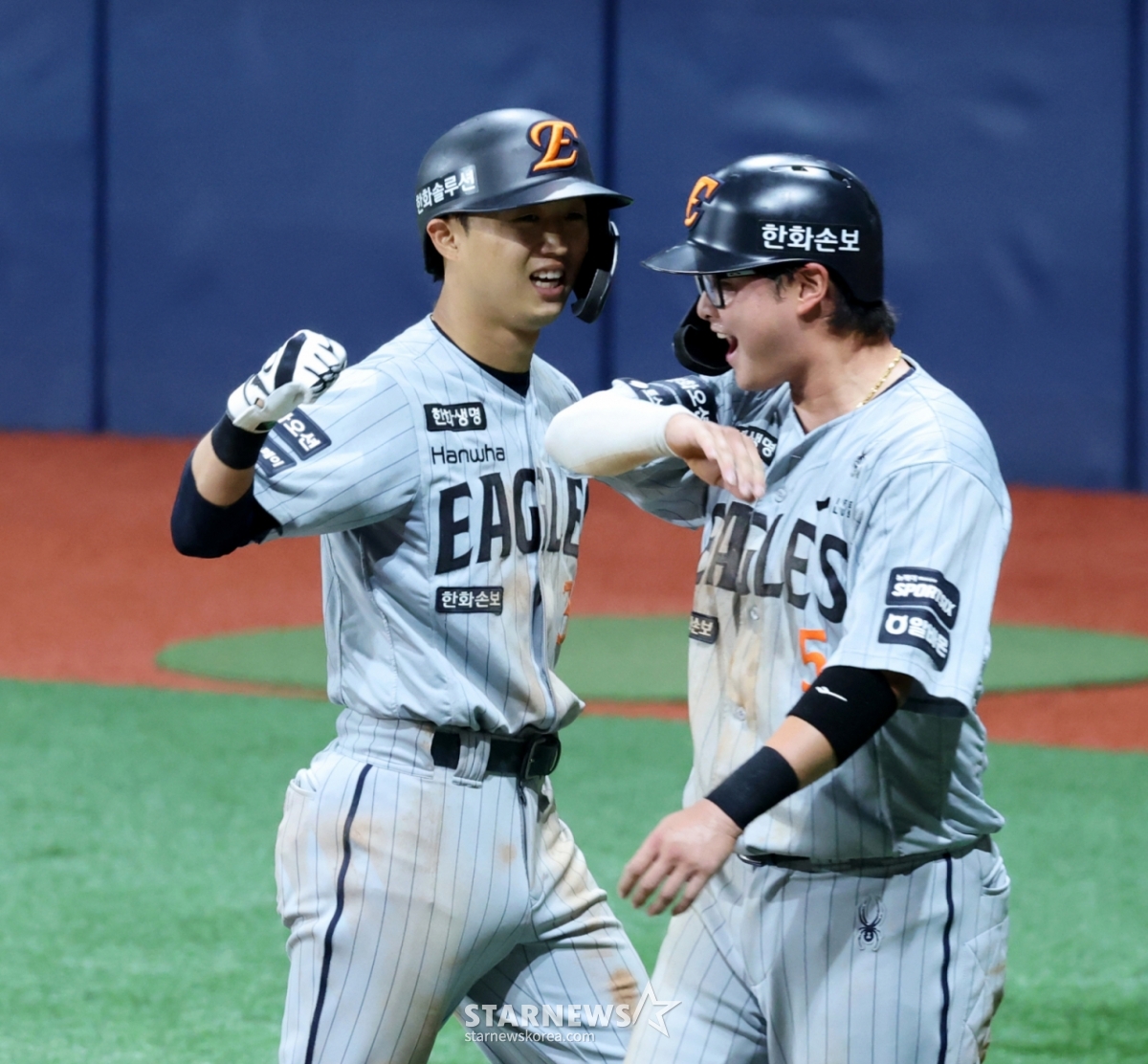 Hanwha Eagles Lee Won-seok (left) celebrates with Lee Do-yoon after hitting a go-ahead two-run home run in the top of the 8th during the 2026 Shinhan SOL KBO League away game against Kiwoom Heroes at Gocheok Sky Dome on the 14th. /Photo=Senior reporter Kang Young-jo