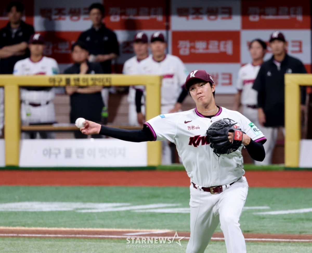 14日,在高尺天空巨蛋体育场举行的韩华鹰队和2026新韩SOL KBO联赛主场比赛中,Kiwoom Heroes安佑镇首发出场,并在第5回合初抓住触击球,将球送入3垒。 =照片=高级记者姜英祖。