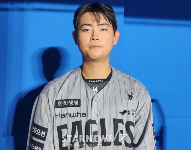 14日,韩华鹰队捕手许仁书在结束与Kiwoom Heroes队的比赛后,正在接受记者的采访。 =照片=安浩根。
