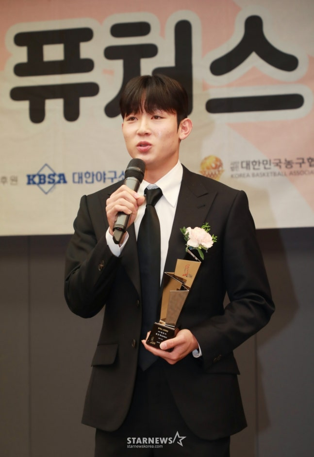 Durante la ceremonia de entrega de los premios Future Star Awards 2024, celebrada en el Centro de Prensa de Seúl en noviembre de 2024 (organizada por StarNews), se expresa el Yang Min-hyeok-i (수상), ganador del premio principal en la categoría de fútbol. Los «Future Star Awards» se establecieron con el objetivo de contribuir al desarrollo del deporte en Corea y a la activación del deporte amateur / Foto=reportero Lee Dong-hoon