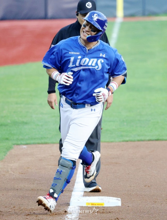 Kang Min-ho de Samsung giró las bases tras conectar su primer jonrón de la temporada en el segundo turno del segundo inning del partido contra LG el día 14. /foto=corresponsal jefe Kim Jin-kyung