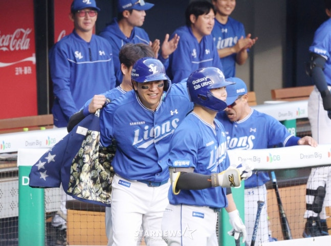 Kang Min-ho (en el centro) viste la chaqueta de jonrón en el dugout durante el segundo turno del segundo inning. /Foto=corresponsal jefe Kim Jin-kyung