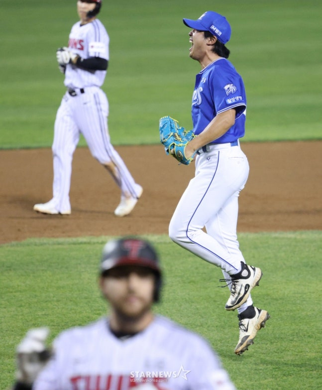 Samsung pitcher Yang Chang-seop celebrates after striking out Austin (below) on the 13th pitch in the bottom of the fifth inning with two outs and bases loaded during the game against LG on the 14th. /Photo=Chief correspondent Kim Jin-kyung