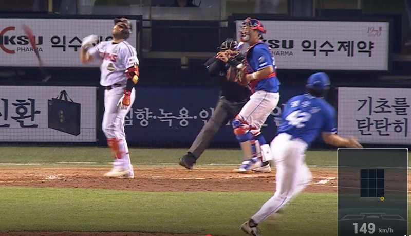 The moment of Austin's strikeout. Yang Chang-seop's 13th pitch barely grazed the ABS zone. /Photo=Screenshot from broadcast footage