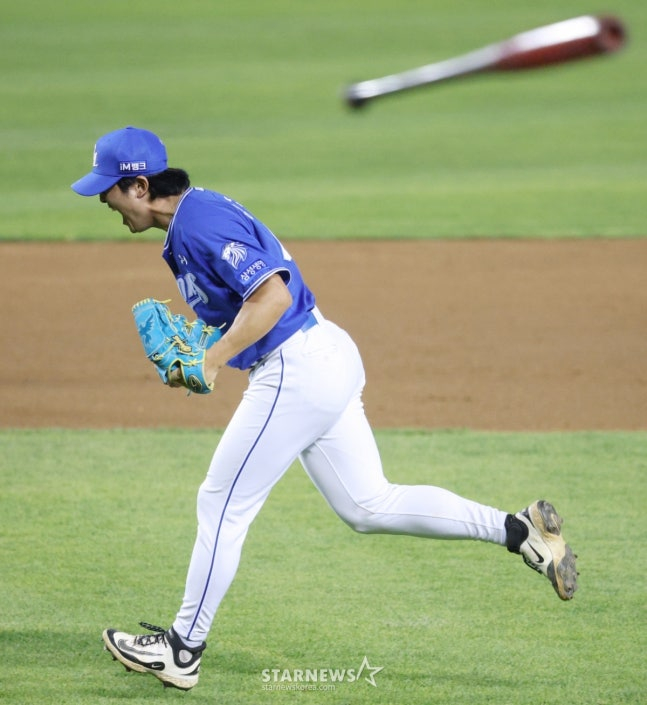 The bat thrown by Austin is visible to the right of Yang Chang-seop, who is roaring. /Photo=Chief correspondent Kim Jin-kyung