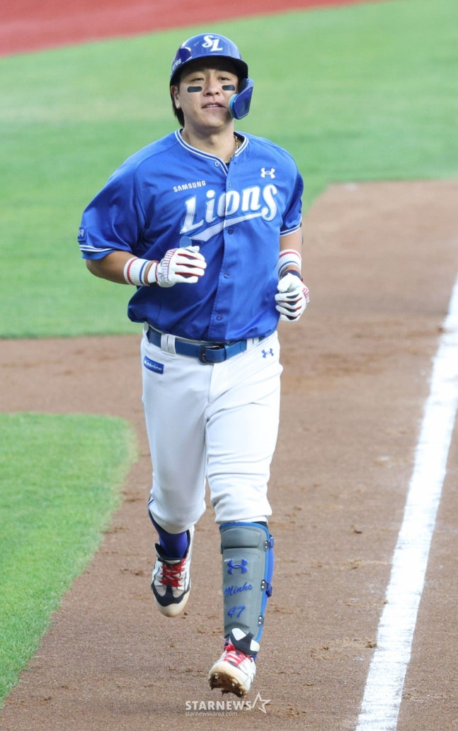 Kang Min-ho of Samsung celebrates after hitting his first home run of the season in the top of the second inning against LG on the 14th. /Photo=Chief correspondent Kim Jin-kyung