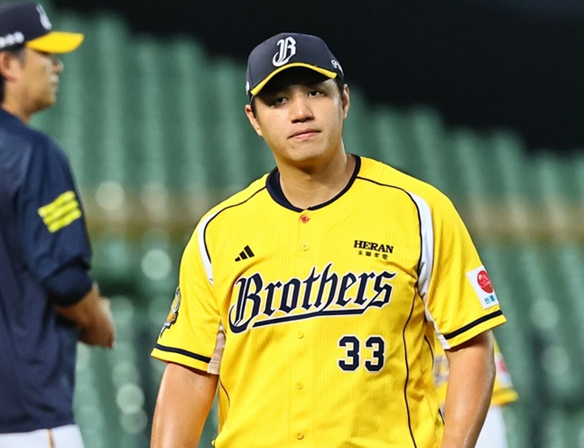 Jung Ha-oh-jun leaving the mound after recording just one out in the game on the 13th. /Photo=Chungxin Brothers official SNS
