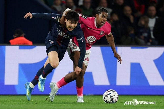Lee Kang-in (left) is seen competing for the ball. /AFPBBNews=NEWS1