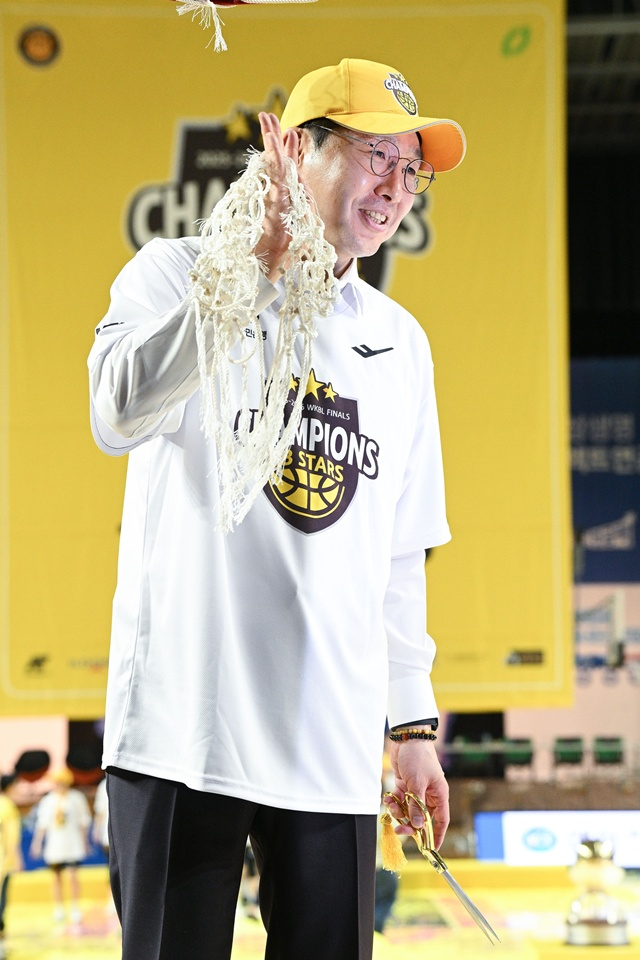 Ceremonia de victoria del director Kim Wan-soo. /Foto=Proporcionado por la WKBL