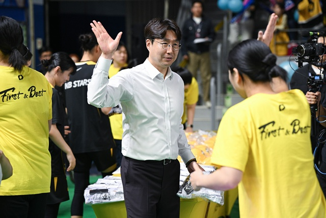 Director Kim Wan-soo (en el centro). /Foto=Proporcionado por la WKBL