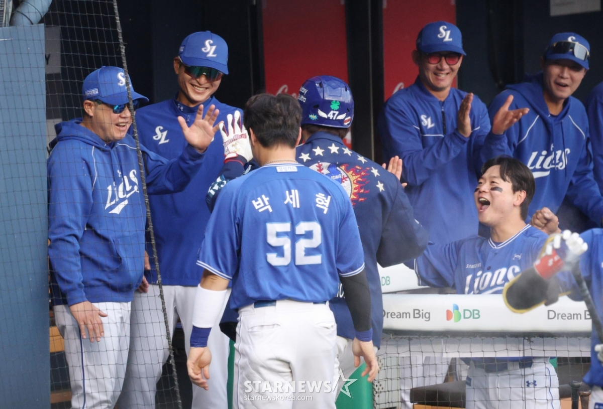 El partido de la Liga KBO Shinhan SOL 2026 entre LG Twins y Samsung Lions se disputó el día 14 en el estadio de béisbol Jamsil de Seúl. Kang Min-ho de Samsung conectó un jonrón de un punto al campo izquierdo (back-to-back) en la parte baja del segundo inning con bases llenas y sin outs, tras un lanzamiento de Lee Jae-hyun, y fue recibido por el entrenador Park Jin-man. /foto=Kim Jin-kyung kim.jinkyung@