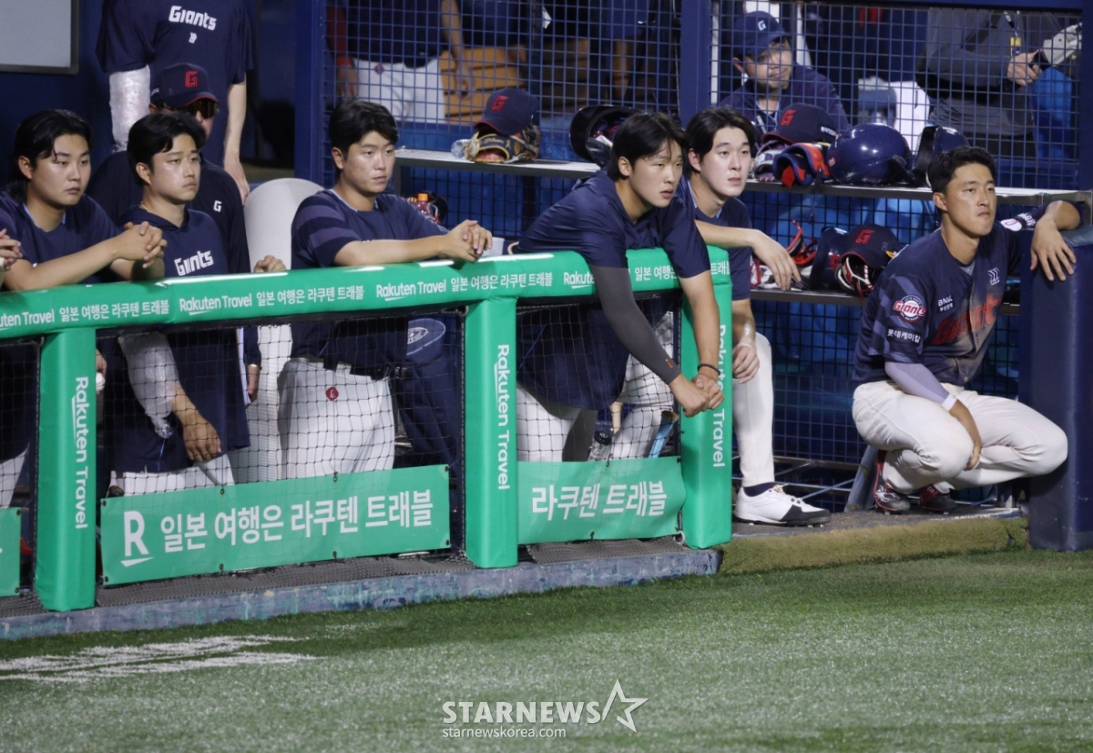 El partido de la Liga KBO Shinhan SOL Bank 2025 entre LG Twins y Lotte Giants se disputó el día 21 en el estadio de béisbol Jamsil de Seúl. Los jugadores de Lotte miran el partido con expresiones oscuras tras empatar el marcador. /Foto=Kim Jin-kyung kim.jinkyung@