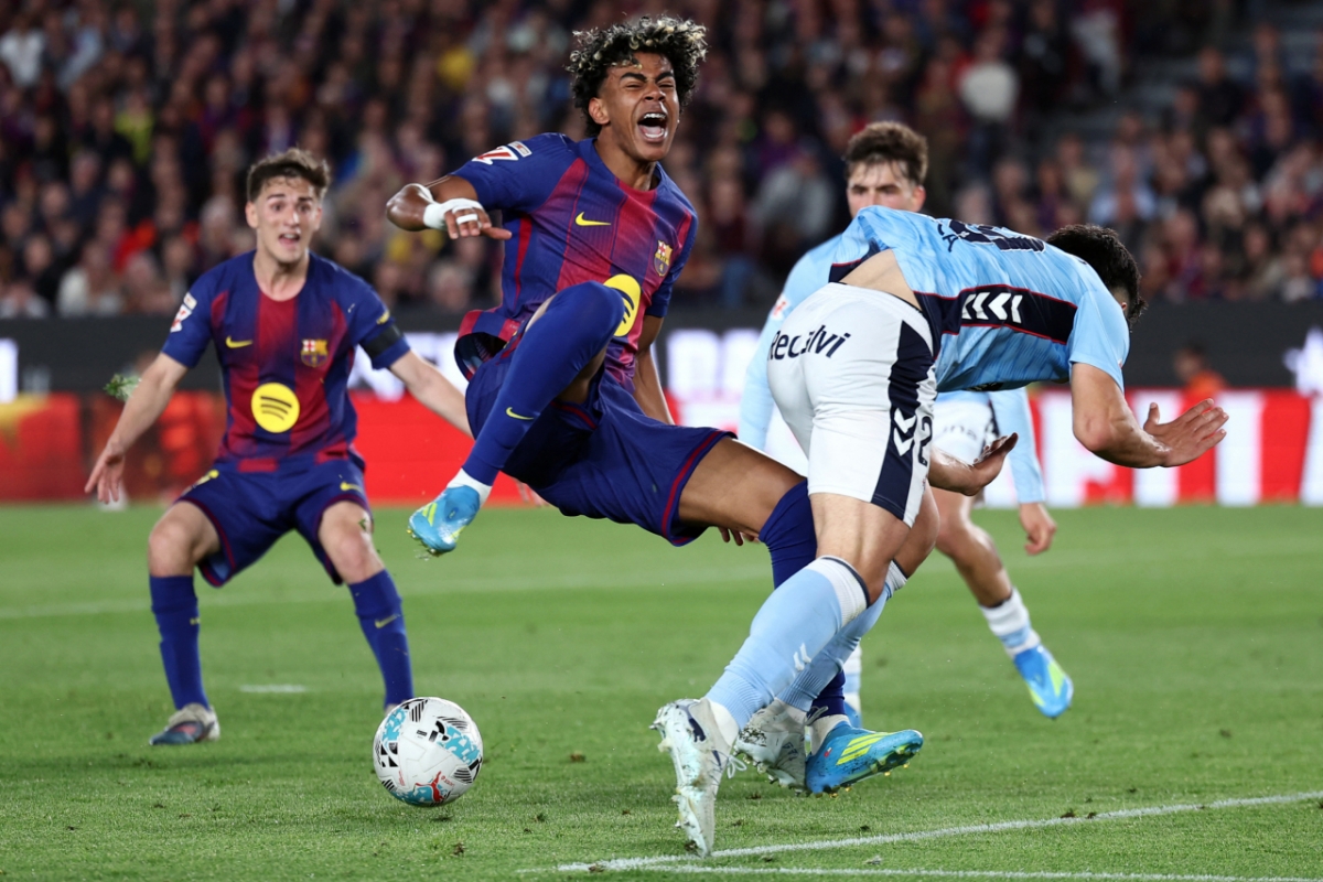 Lamine Yamal (centro) cayendo durante una disputa por el balón. /AFPBBNews=News1