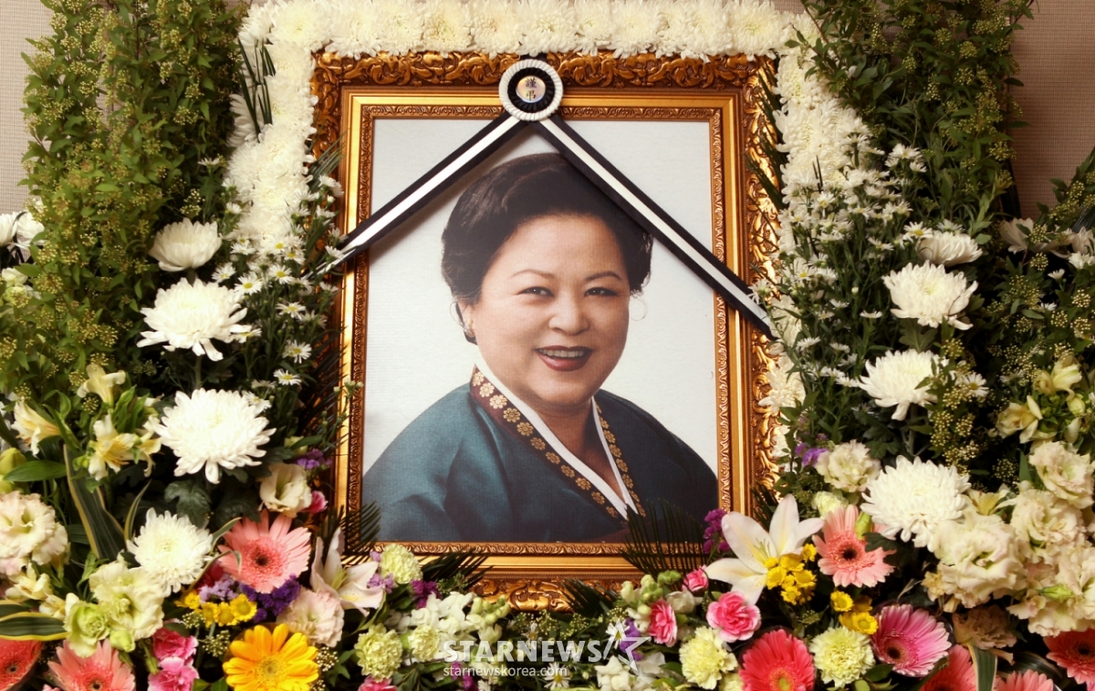 On the morning of the 17th, the coffin of veteran actress Late Park Ju-ah (69), who passed away while battling cancer at the funeral hall of Yonsei Severance Hospital in Sinchon, Seoul, is on display. 2011.05.17/Photo=Senior reporter Song Ji-won g1still@