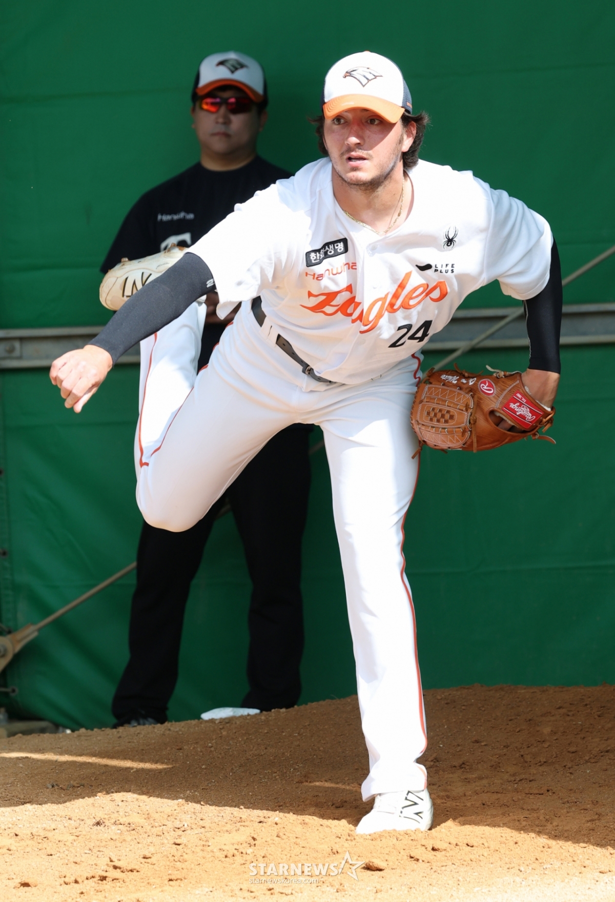 21-го числа Hanwha Eagles провели весенний лагерь на стадионе Яэсе в префектуре Окинава, Япония.  Уайт тренируется в питченге КПЗ. /Фото = Ожидание Ким Чжин Гёна