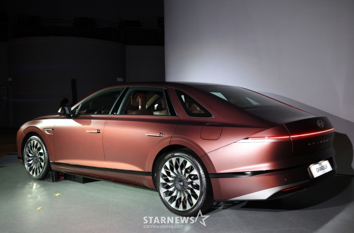 (Seoul=NEWS1) Reporter Im Se-young = The 'New Grandeur' is unveiled at the Hyundai Motor Grandeur Media Day held on the 13th at the Grand Walkerhill Seoul in Gwangjin-gu, Seoul. 2026.5.14/NEWS1 Copyright © NEWS1. All rights reserved. Unauthorized reproduction, redistribution, and use for AI learning are prohibited. /Photo=NEWS1) Reporter Im Se-young