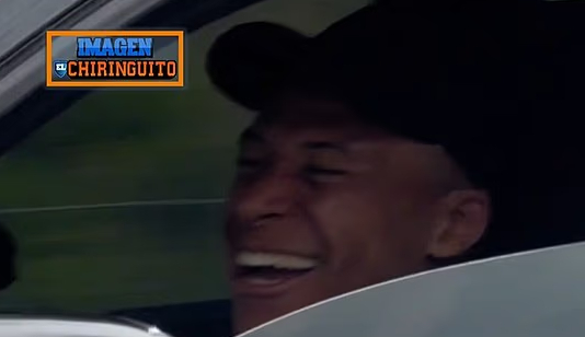 満面の笑みでレアル·マドリードの練習場を離れるキリアン·ムバペ。 /写真=デイリーメール 仕上げ