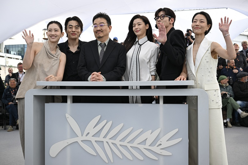 K좀비, 칸을 뜨겁게..'군체' 연상호·전지현·구교환·지창욱·신현빈·김신록 '행복' [칸★현장]