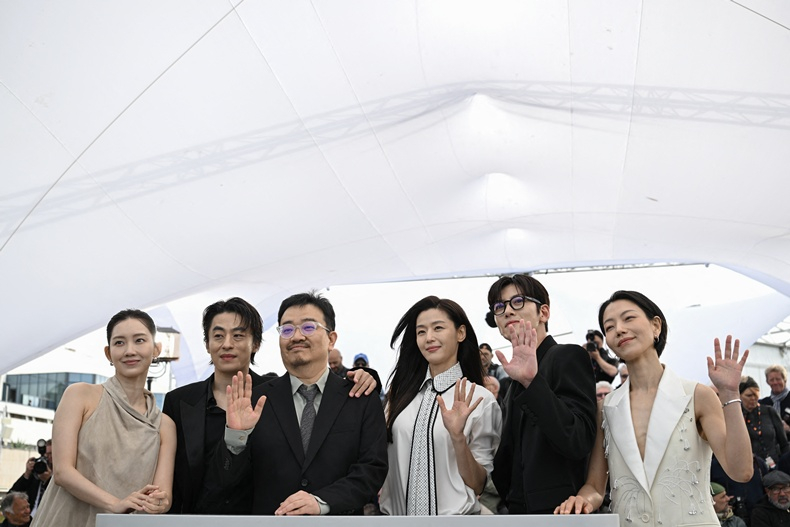 Đạo diễn Jeon Ji Hyun trao đổi Ji Chang Wook, Shin Hyun Bin, Kim Shin In Rok/AFPBBNews= News1=Star Issue