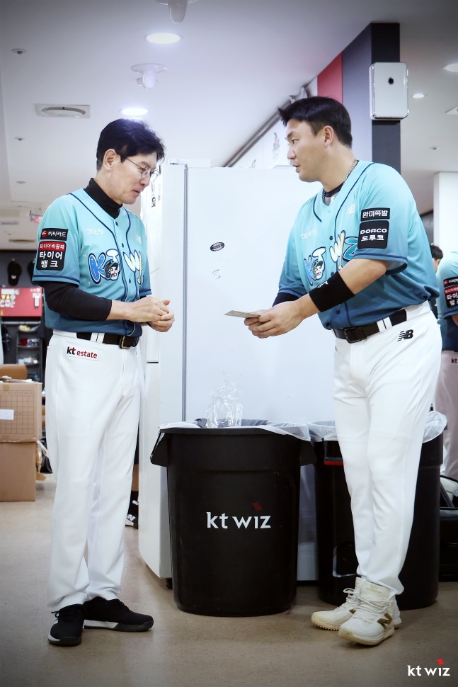 KT captain Jang Sung-woo (right) presents a gift to manager Lee Kang-cheol on Teacher's Day ahead of the match against Suwon Hanwha on the 15th. /Photo=KT Wiz