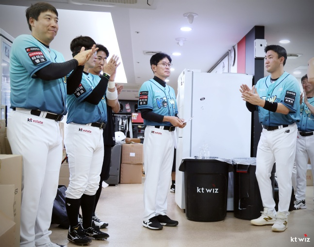 The KT players present a gift to manager Lee Kang-cheol (center) on Teacher's Day ahead of the match against Suwon Hanwha on the 15th. /Photo=KT Wiz