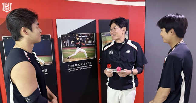 KT's Park Young-hyun (left) presents a carnation to manager Lee Kang-cheol (center) on Teacher's Day ahead of the match against Suwon Hanwha on the 15th. /Photo=KT Wiz