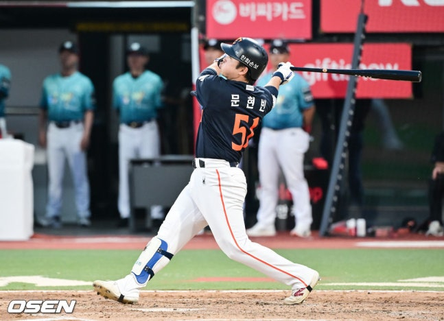 '와' 한화 팀 내 홈런 1위 또.또.또 한 명 늘었다! 문현빈, 6일 만에 125m 역전 투런포 '시즌 8호' [수원 현장]