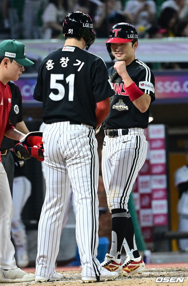 LG Twins Park Hae-min (right) celebrates with Hong Chang-ki and Haifa after scoring on a bases-loaded walk in the bottom of the 9th inning against SSG Landers on the 15th.