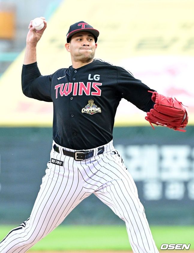 LG Twins starting pitcher Yoni Chirinos pitches during his start against SSG Landers on the 15th.