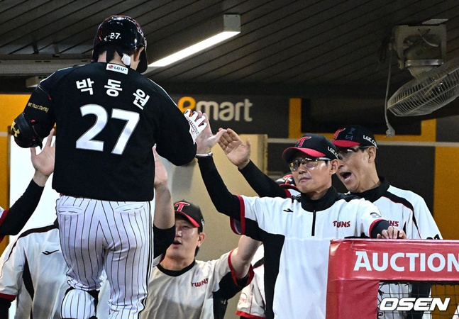 LG Twins catcher Park Dong-won (left) celebrates with manager Yeom Kyung-yeop after hitting a solo home run in the top of the 5th inning against SSG Landers on the 15th.