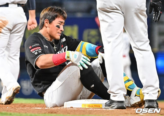 An Hyun-min de KT sintió dolor en el isquiotibial y mostró sufrimiento durante el inicio del sexto inning del partido contra NC en Changwon el 15 de abril pasado.