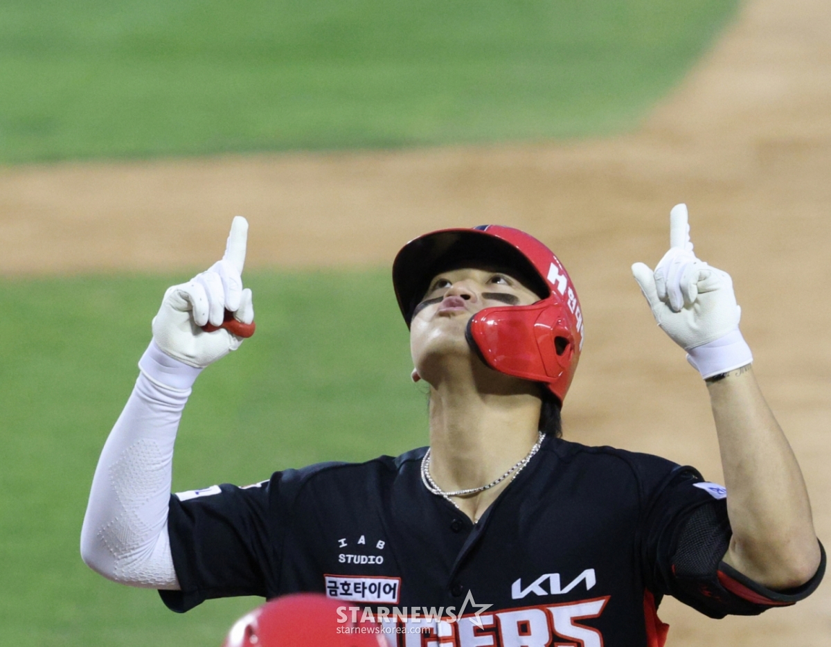 El partido de la Liga KBO Shinhan SOL 2026 entre Doosan Bears y KIA Tigers se celebró el día 18 en el estadio de béisbol Jamsil de Seúl. Kim Do-young de KIA conectó un jonrón de 2 carreras que dio la vuelta en el inicio del octavo inning con un out y corredores en segunda base contra Kim Taek-yeon de Doosan, y corrió hacia la base de home. /Foto=corresponsal jefe Kim Jin-kyung