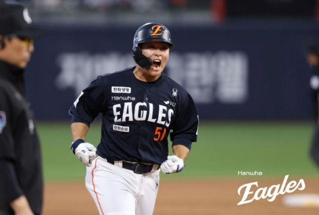 Vào ngày 15, Hanwha Moon Hyun Bin đã ăn mừng bằng cách bắn hai phát súng vượt trội tại căn cứ 1 và 1 gậy ở đầu hiệp 4 của trận Suwon KT. /Ảnh = Hanwha Eaglex cung cấp