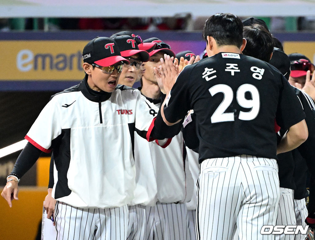 LGツインズのソン·ジュヨン（右）が15日、SSGランダース戦でセーブを挙げた後、ヨム·ギョンヨプ監督とハイタッチをしている。